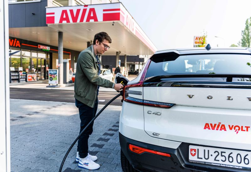 AVIA VOLT bietet als erste Schweizer Marke Zugang zu einer Million Ladepunkten in Europa