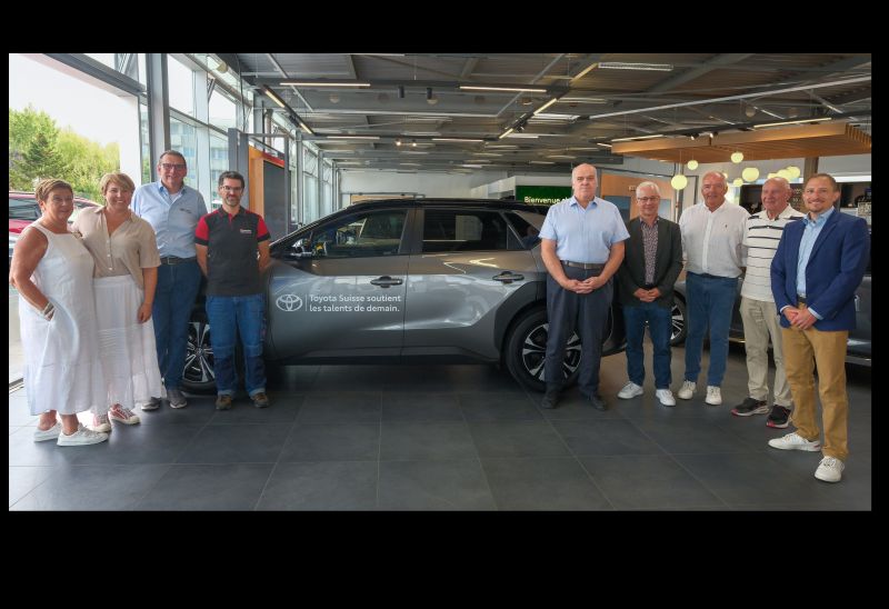 Toyota übergibt vollelektrischen bZ4X an AGVS-Ausbildungszentrum