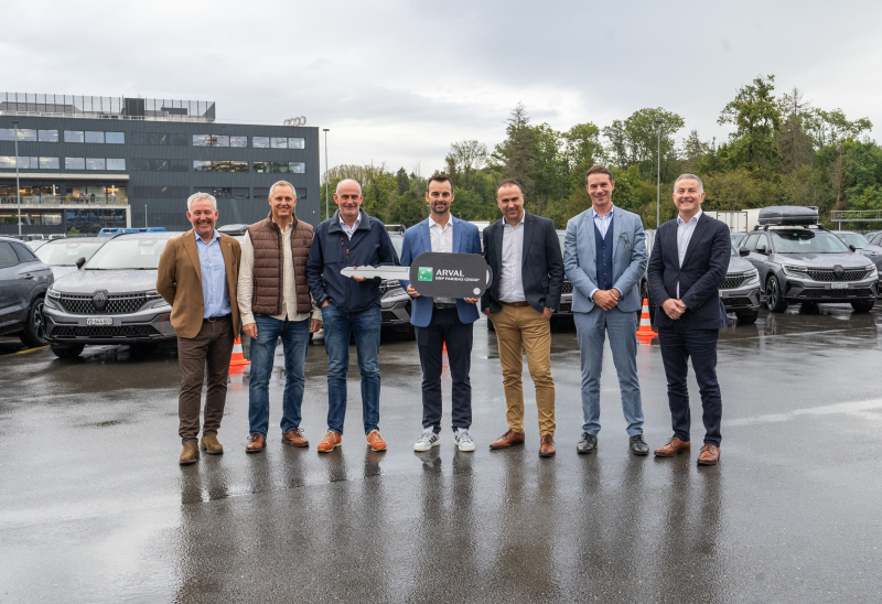 Renault liefert 54 Austral E-Tech full hybrid an Perrin Groupe