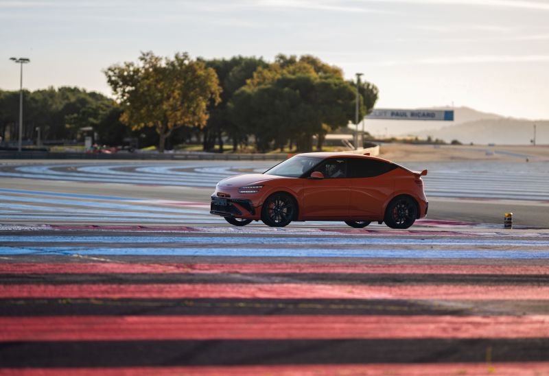 Genesis wagt den Schritt in die Hochleistung: GV60 Magma feiert Weltpremiere