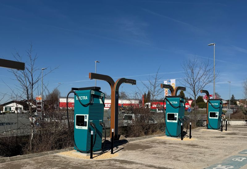 Neue Electra-Schnellladestation zwischen Stadt und Alpen