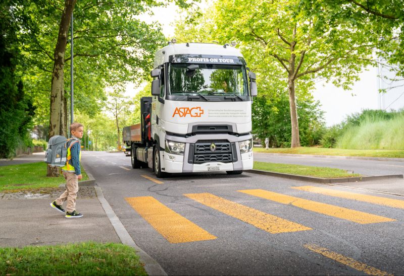 Auf der Strasse tragen Lastwagen die Botschaft weiter: Wir halten für jedes Kind ganz an 