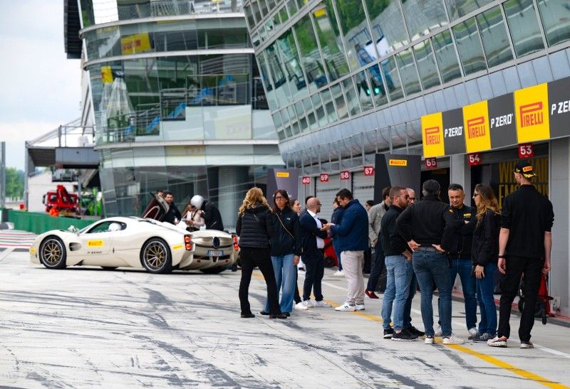 Pirelli Experience: Vom Hauptquartier auf die Rennstrecke und zum Comersee