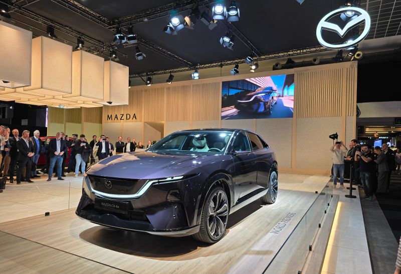 Mazda lanciert vollelektrischen CX-6e an der Brüssel Motor Show