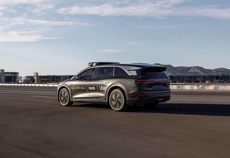 Uber startet globales Robotaxi-Programm mit Lucid und Nuro