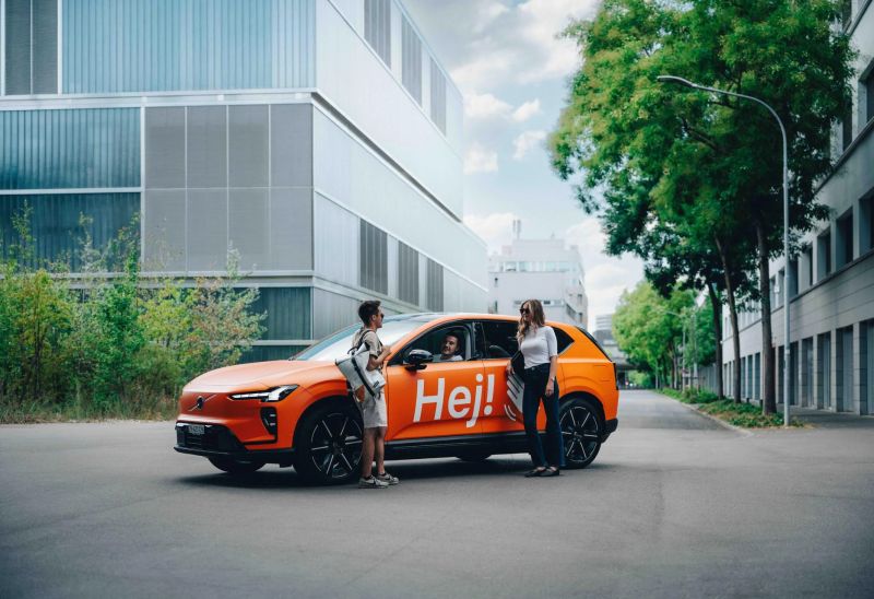 Drei orange Volvo EX60 auf Schweizer Entdeckungstour