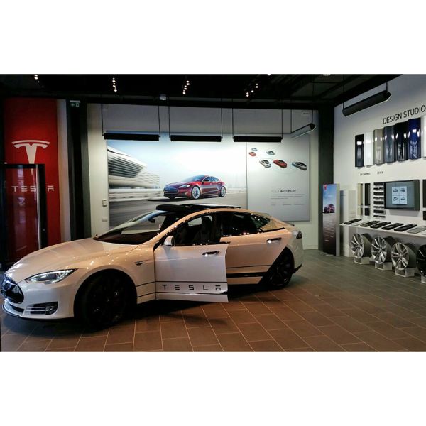 Tesla eröffnet Basel City Store am St.-Alban-Graben