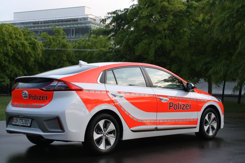 Hyundai mit IONIQ Electric Polizeifahrzeug und H350 an der Suisse Public 2017