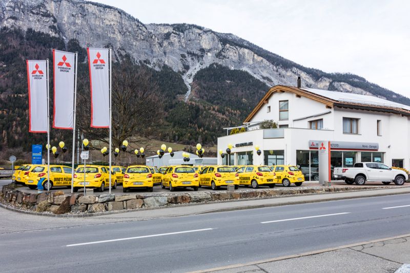  Dino's Pizzakurier beliefert seine Kunden im Mitsubishi Space Star