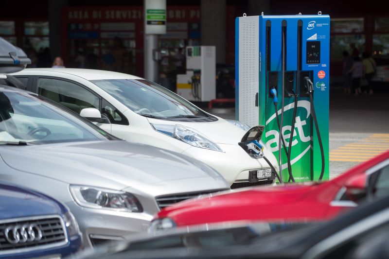   E-Tankstellen auf Autobahn-Rastplätzen fördern