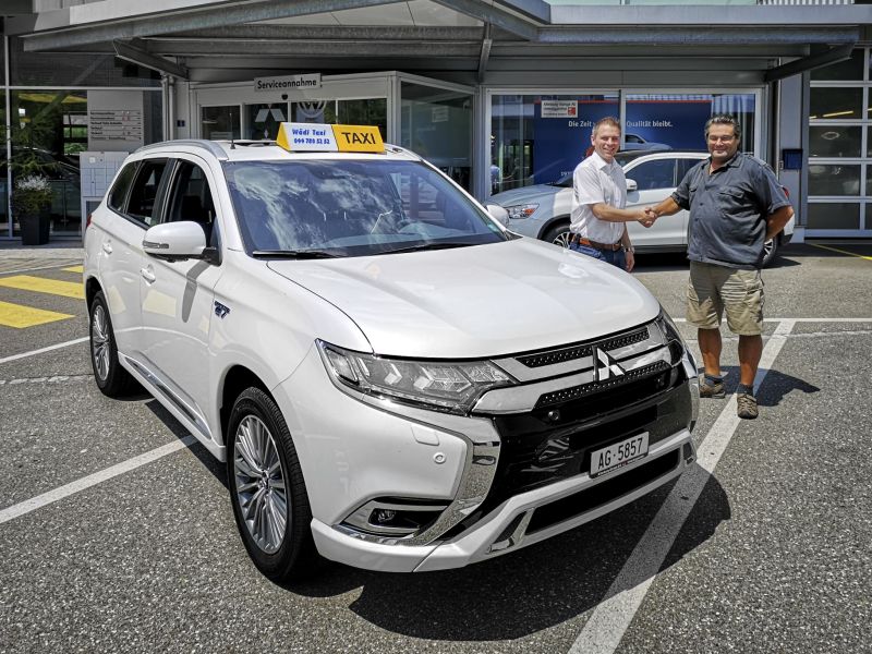 «Wädi Taxi» entscheidet sich für den Mitshubishi Outlander PHEV 