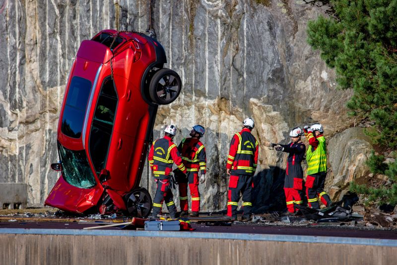 Crashtest extrem: Hier kommt ein Volvo geflogen