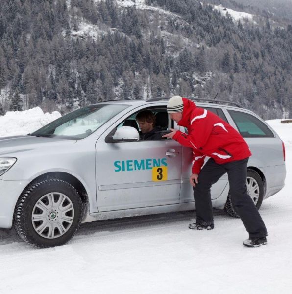 Winterfahrtraining: Siemens-Mitarbeiter im Schnee geschult