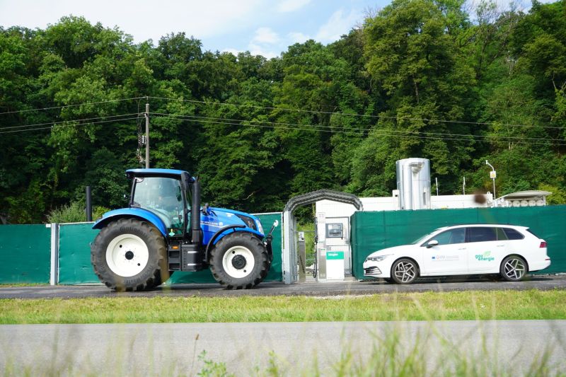   Erste Biogas-Tankstelle auf Schweizer Bauernhof eröffnet