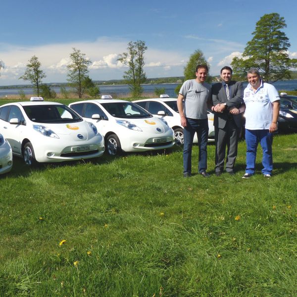 iTaxi will die Schweiz mit Elektro-Taxis von Nissan erobern