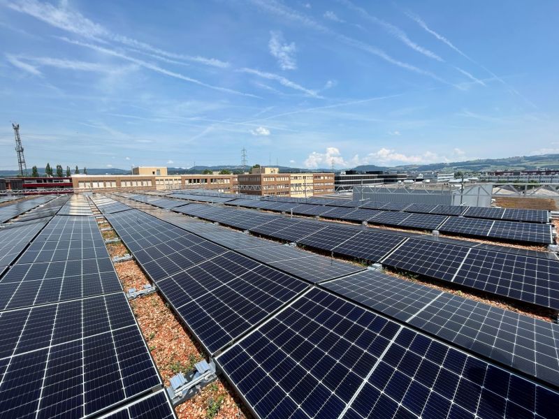   Rund 13'500 m2 neue Solarpanels auf den AMAG-Dächern