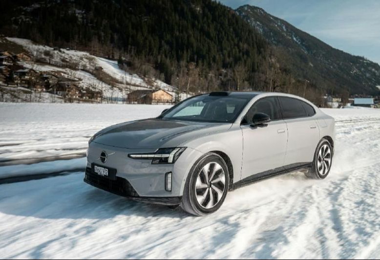 Volvo ES90 feiert Schweizer Strassenpremiere in Gstaad