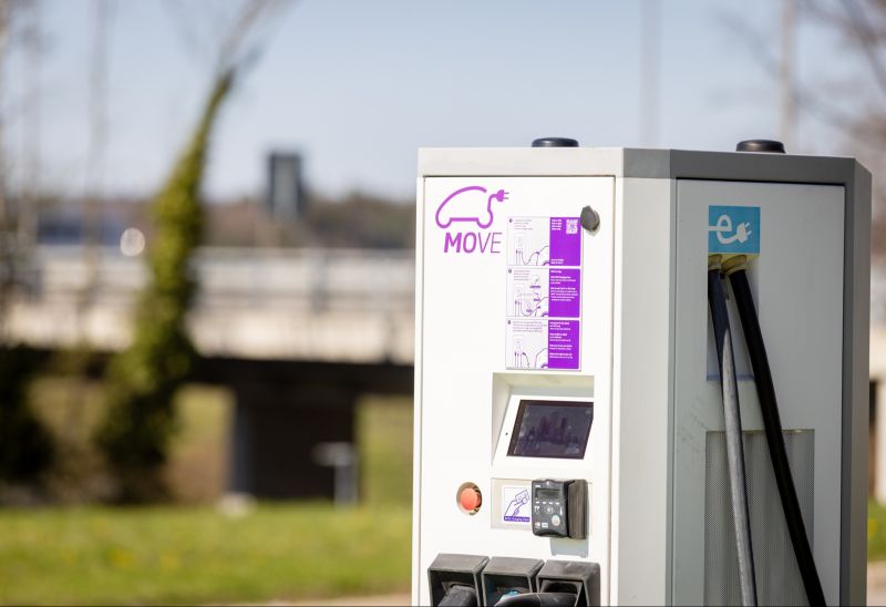 E-Mobilität: DKV Mobility erweitert Ladeangebot in der Schweiz mit MOVE Mobility