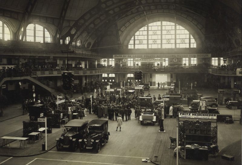 Vor 100 Jahren: Messe Frankfurt präsentiert erste Ampel der Stadt 