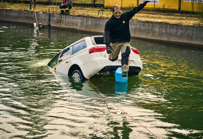 Auto im Wasser: Wie man richtig reagiert, wenn jede Sekunde zählt