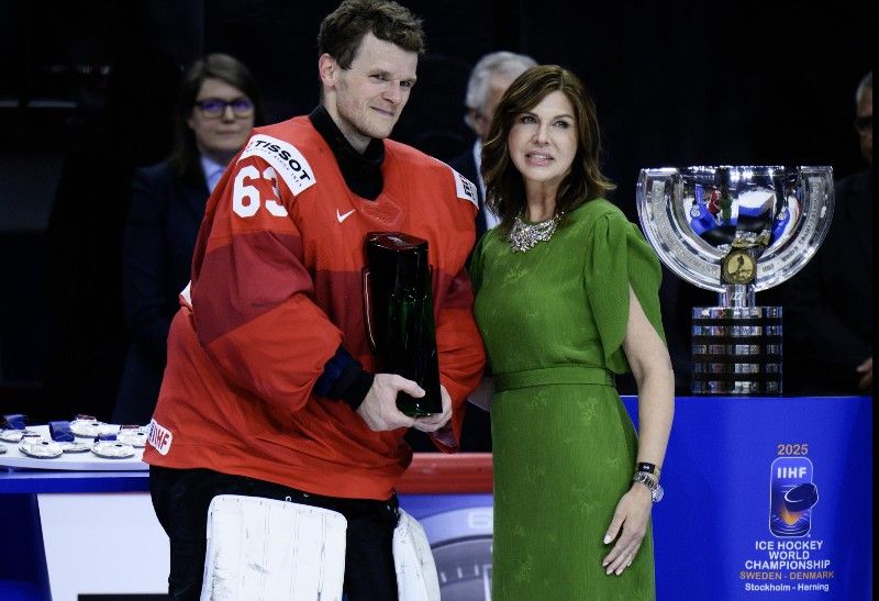 Leonardo Genoni erhält von Skoda designte MVP-Trophäe