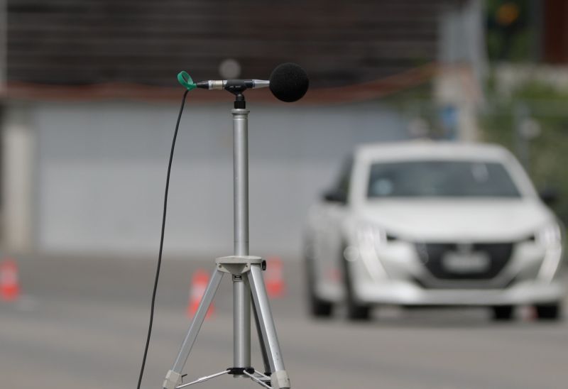 Empa-TCS-Studie: An der Ampel gewinnt das E-Auto das Lärmduell