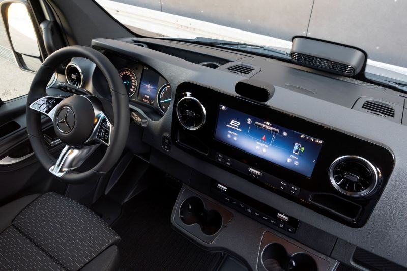 Das Cockpit des aktuellen Sprinter. mercedes-transporter-8-68ff8aadeb321737975072.jpg