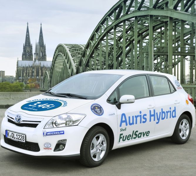 Toyota Auris Hybrid mit Spritspar-Rekord