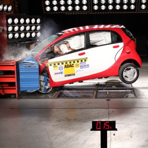 Mitsubishi i-MiEV überzeugt im Crashtest