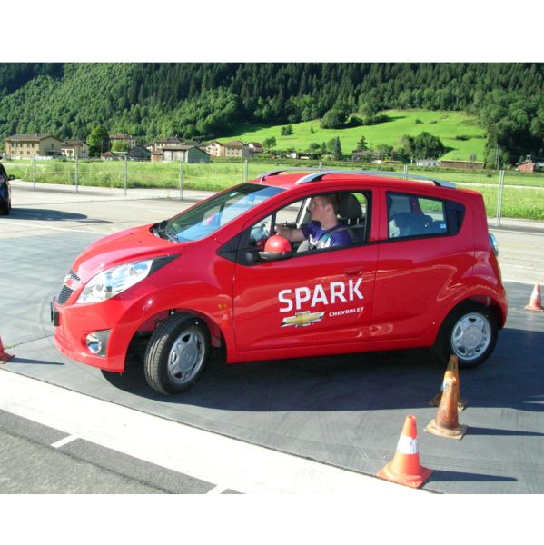 Chevrolet stellt acht Spark für TCS Jugendfahrlager zur Verfügung