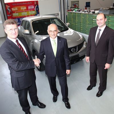 Berufsnachwuchs arbeitet mit Nissan Juke