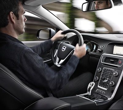 Volvo entwickelt mit Ericsson weltweit vernetzte Fahrzeugdienste