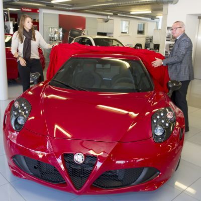 Erster Alfa Romeo 4C in der Schweiz ausgeliefert