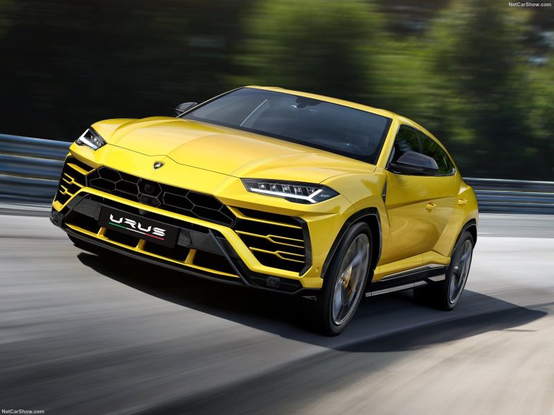 Der Lamborghini Urus fährt mit Pirelli