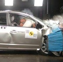 Mit 50 km/h gegen die Wand: Toyota Prius besteht ersten Hybrid-Crashtest