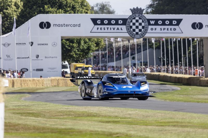 Bridgestone und VW brechen den Streckenrekord in Goodwood