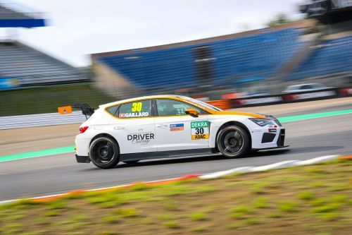 Karen Gaillard (18) im Cupra TCR auf dem Nürburgring