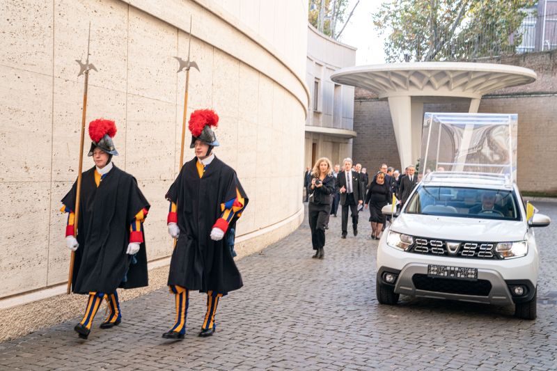 Der Papst fährt jetzt Dacia