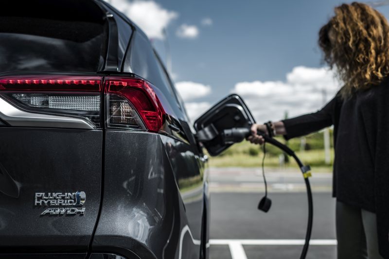 Studie zu Plug-in-Hybriden: Bis zu vier Mal mehr CO2-Ausstoss