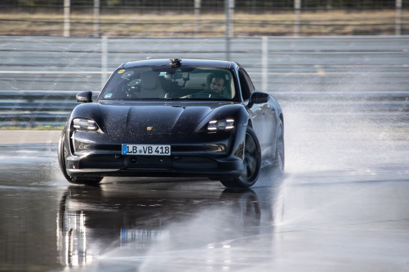 Porsche Taycan driftet sich ins Guinness Buch der Rekorde