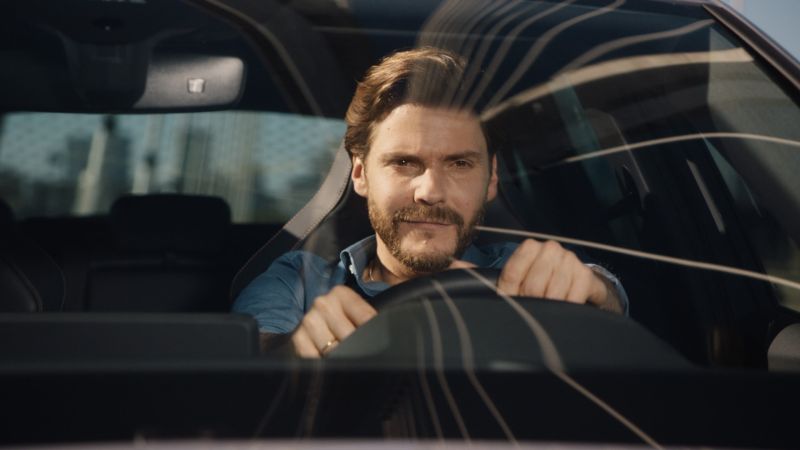 Hollywood-Star Daniel Brühl fährt jetzt Cupra