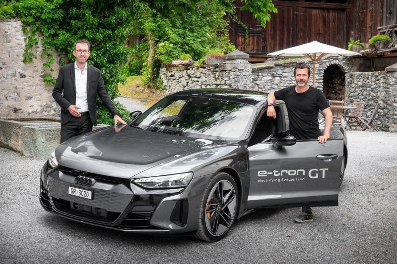 Sternekoch Andreas Caminada nimmt den ersten Audi e-tron GT in Empfang 