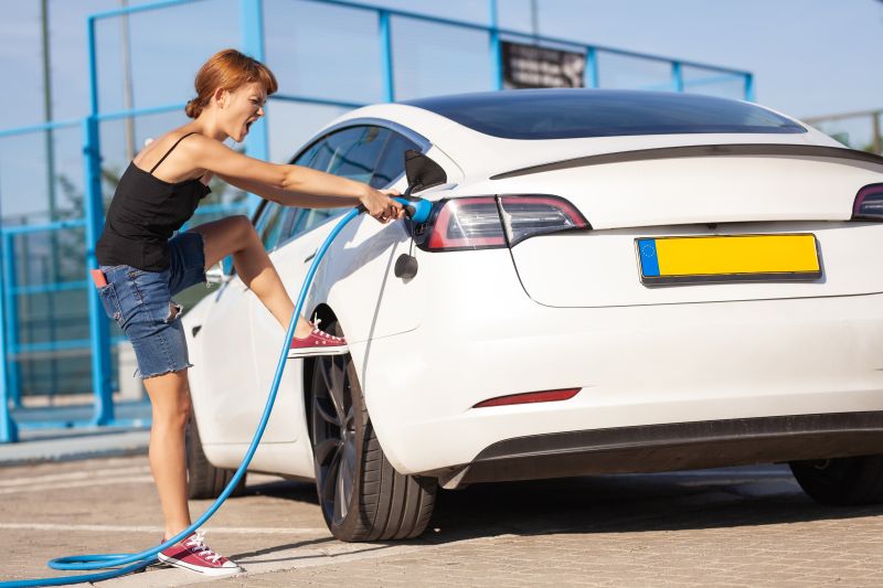 Was E-Autofahrer/innen an ihren Fahrzeugen nervt