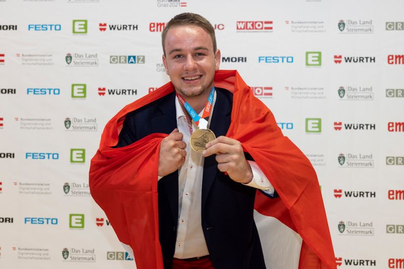 Schweizer Automobil-Mechatroniker gewinnt Gold an den EuroSkills