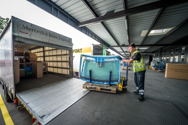 Bestellt, geliefert, eingebaut – ein Besuch im Mercedes-Benz-Logistik-Center in Wetzikon