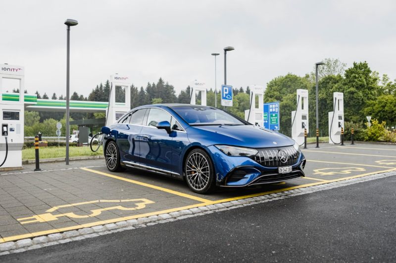 Tanken Elektroautos auch bei steigenden Stromkosten günstiger als Verbrenner?