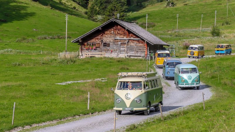 75 Jahre Volkswagen in der Schweiz: Jubiläumskarawane mit 75 Käfer und 75 Bullis 