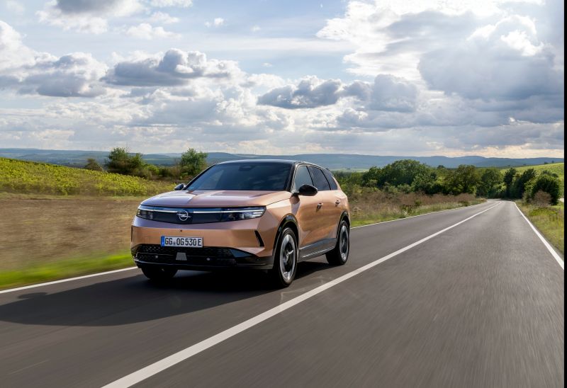 1. Fahrt: Opel setzt den Grandland unter Strom
