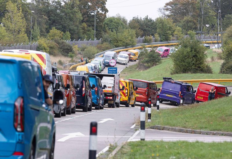 Ford Transit feiert 60 Jahre mit Weltrekord-Parade
