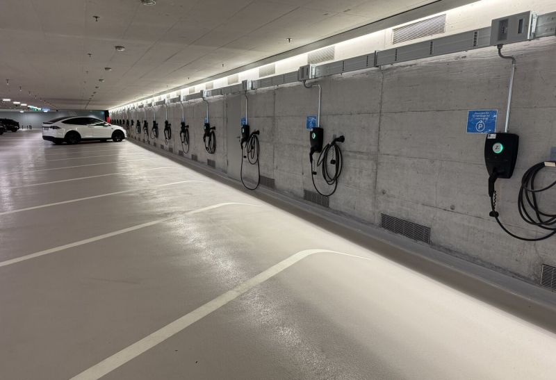 In Zürich lädt es sich am besten, St. Gallen fällt ab – Der TCS testet 40 Parkhäuser für E-Autos